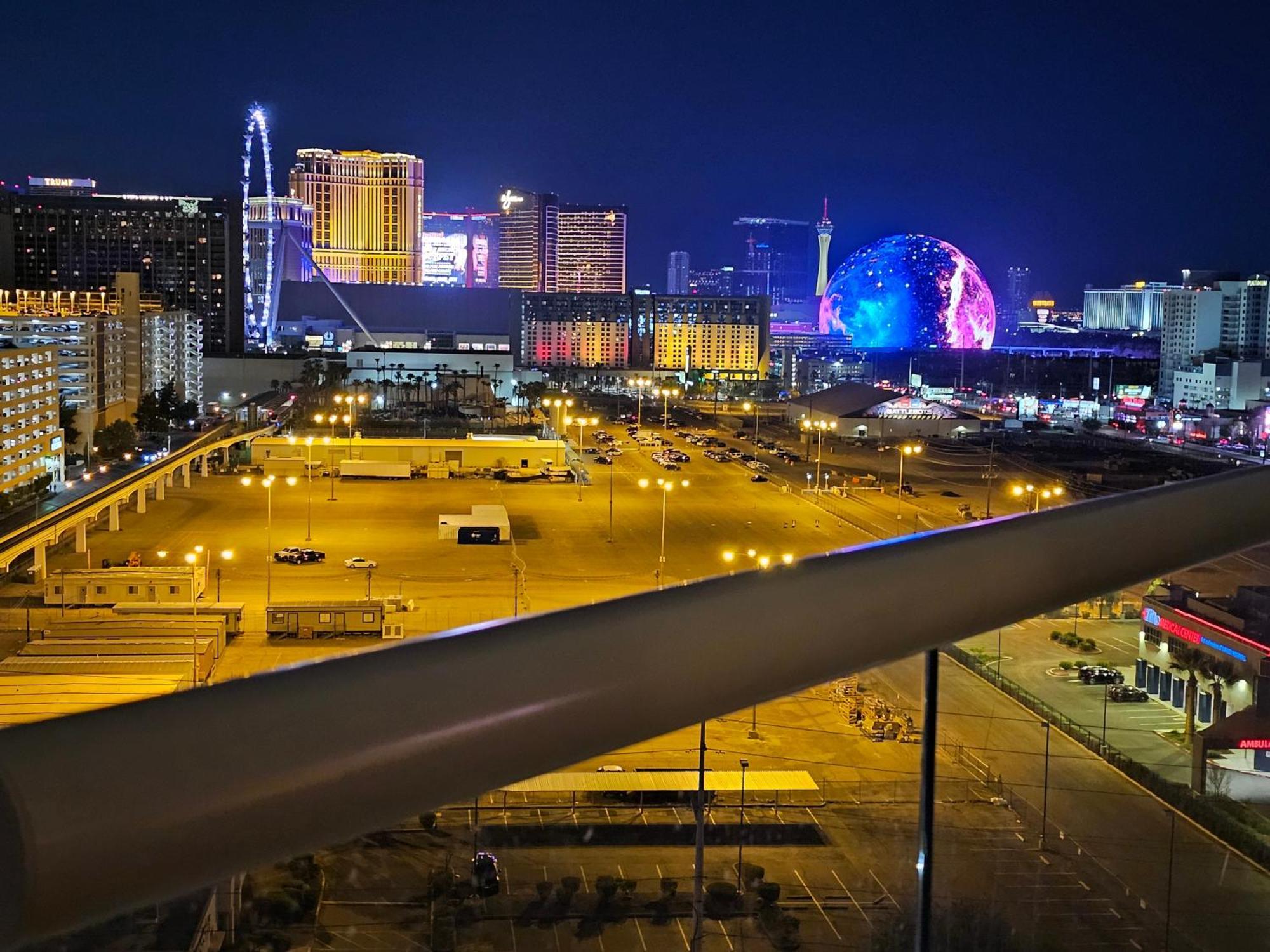 Strip & Sphere View - Separate Living Room - 2 Full Bath - Full Kitchen - Balcony - 900 Sqft - Mgm Signature Las Vegas Exterior foto